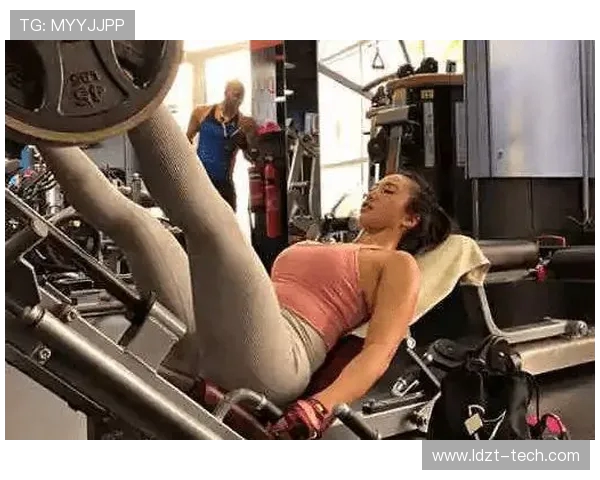 两小伙围观健身美女，结局反转太解气